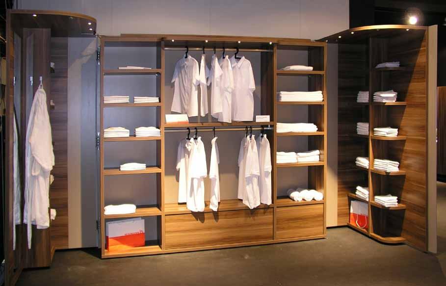 Šatní skříň německé společnosti Wiemann Po otevření obou dveří ze skříně vznikne malá šatna ho prostoru) výrobci nábytku nabízí různé alternativy.