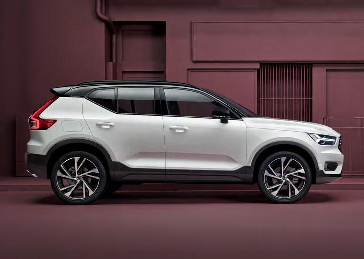 VŽDY PŘIPRAVENO Díky velkým kolům z lehké slitiny a širokým proporcím je Volvo XC40 nepřehlédnutelné. Jedná se o SUV, které je připraveno na cokoliv.