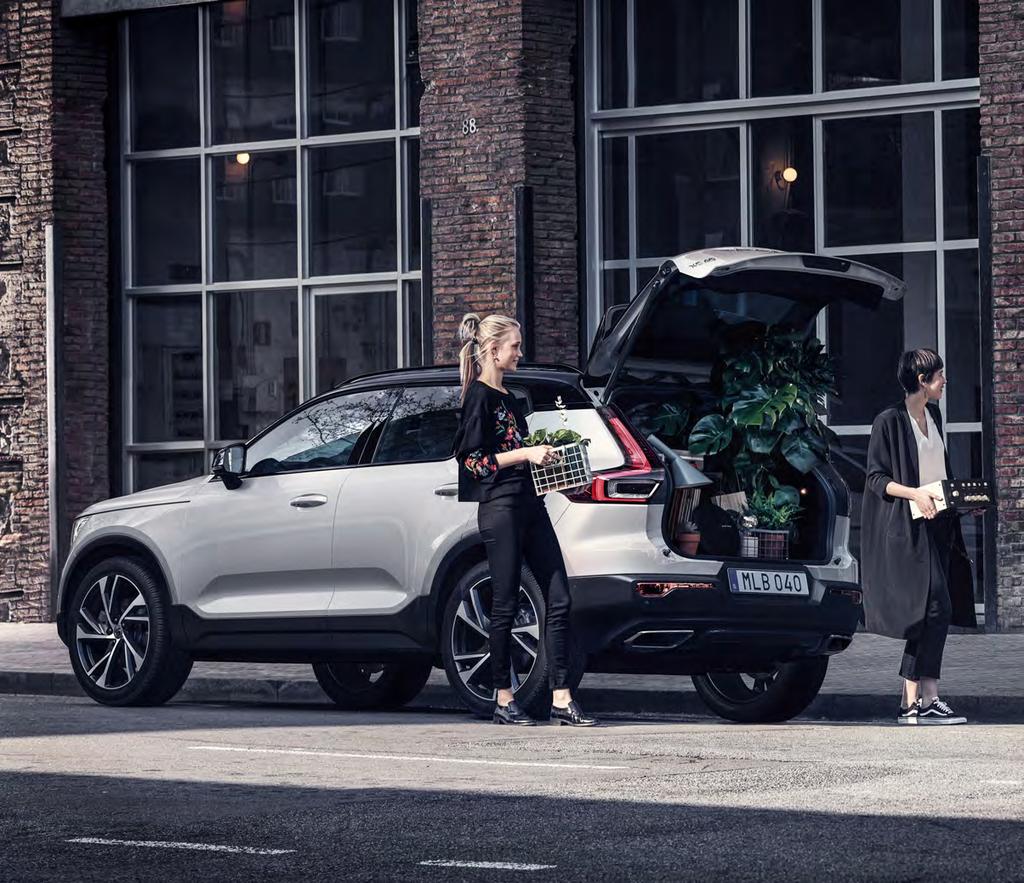 16 VOLVO XC40 VŠESTRANNĚ VYUŽITELNÝ PROSTOR V automobilce Volvo Cars vše začíná lidmi. Proto je sledujeme, nasloucháme jim a navrhujeme naše auta v závislosti na jejich potřebách.