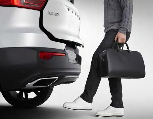 NAKLÁDÁNÍ A VŠESTRANNOST 17 Handsfree přístup Volvo XC40 Vám usnadní život například v případě, že se k němu vracíte s plnýma rukama.