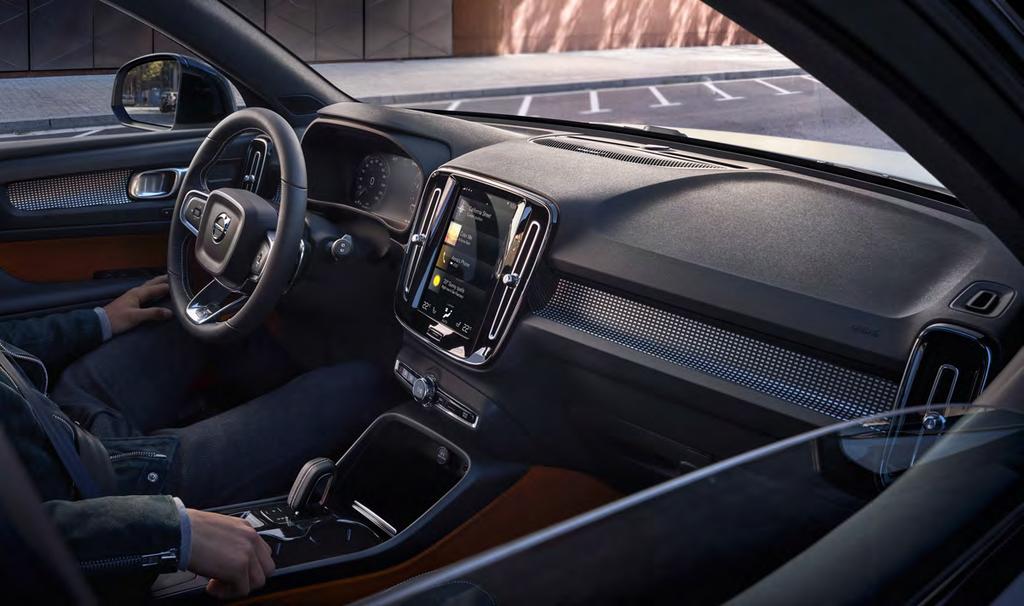 18 VOLVO XC40 SLADÍ SE S VAŠÍM ŽIVOTEM Váš průvodce Navigační systém Sensus se stane Vaším průvodcem, který Vám pomůže najít ideální cestu do cíle a stane se Vaším zdrojem informací.