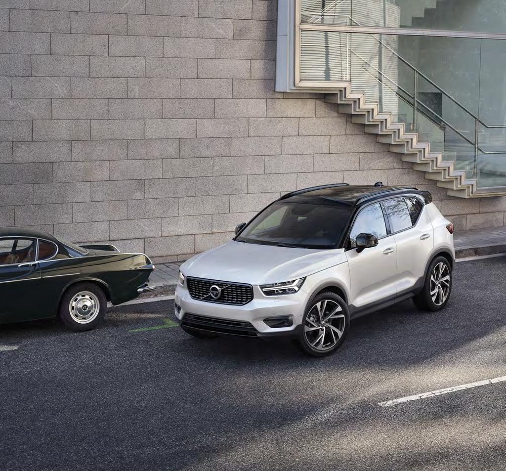 32 VOLVO XC40 PARKOVÁNÍ, KTERÉ JE HRAČKA Parkování s Volvem XC40 je díky jeho kompaktním rozměrům, vyvýšené jízdní pozici a citlivým reakcím řízení hračkou.