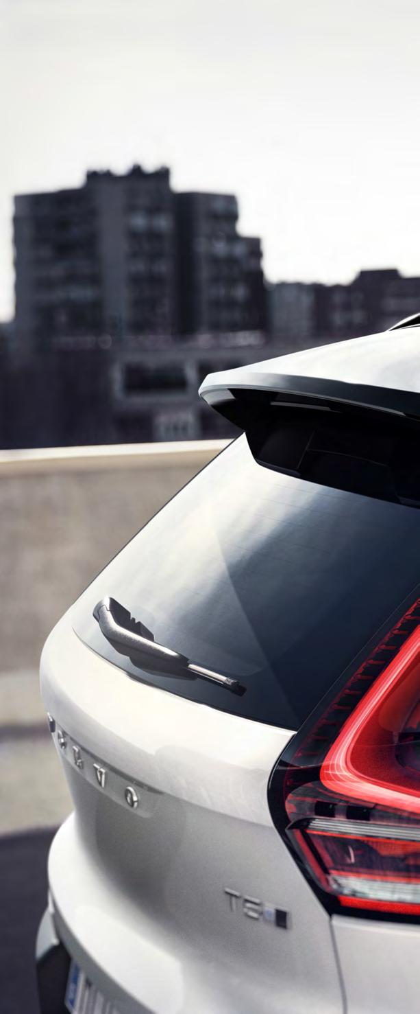 40 VOLVO XC40 STAŇTE SE TÉMĚŘ BEZSTAROSTNÝM MAJITELEM VOZU S výběrem vozu značky Volvo jste si zvolili také ten nejjednodušší způsob, jak vlastnit vůz.