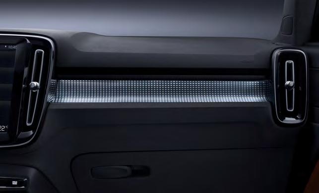 exkluzivní sedadla R-Design, dekorativním hliníkové obložení Cutting Edge a kůží potažená hlavice řadicí páky R-Design s koženou manžetou a s bílým