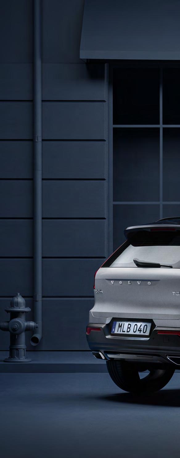 6 VOLVO XC40 SUV, KTERÉ MÁ ŠMRNC Volvo XC40 je originální SUV stvořené pro město. Vysoká světlá výška, velká kola a proporce opravdového SUV mu propůjčují působivě silný postoj.
