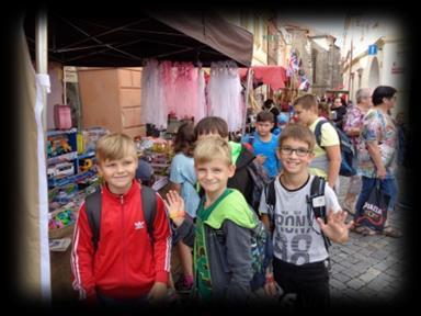 Svou zprávu nám o tom podal Filip Bartoš z 5. A Ve čtvrtek 13. září jsme jeli na výlet do Jičína, kde se konal festival Jičín - město pohádek.