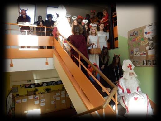 akce Setkání národů a zajímavý byl také program nazvaný Drogy a právní dopady. I deváťáci se s paní učitelkou Šebestovou rozhodli spát 21. 9.