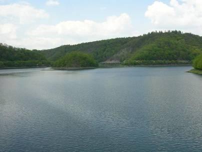 Vodstvo Část území odvodňují přítoky Litavka a Loděnice (Kačák), ústící do Berounky mimo CHKO.