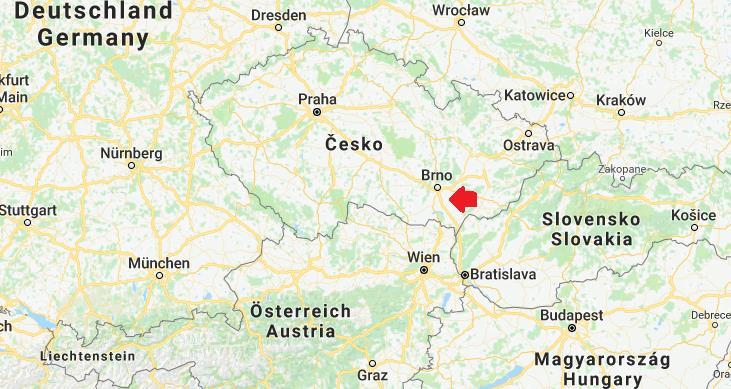 Poloha Vzdálenosti: Brno 20 km (centrum 29 km) 1 km od silnice E54, hlavního tahu Brno-Kyjov 10 km