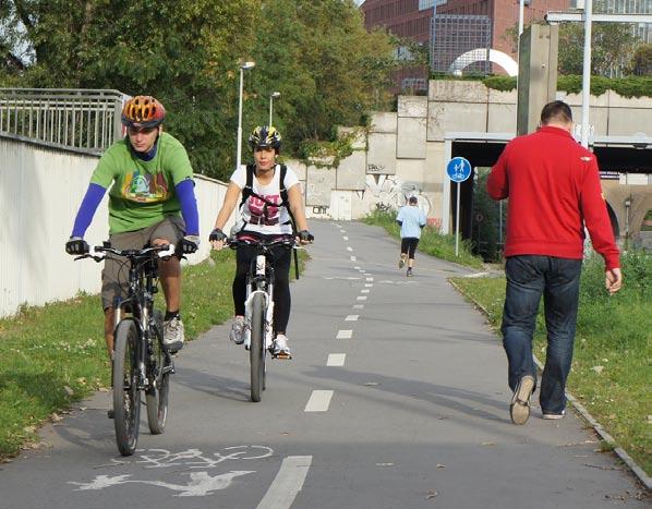 připravit a iniciovat takové změny zákonů, vyhlášek, norem a TP, které poskytnou cyklistům v Praze maximální uživatelské bezpečí a zvýší vlídnost dopravního prostředí města Spolupráce Komise s MD ČR