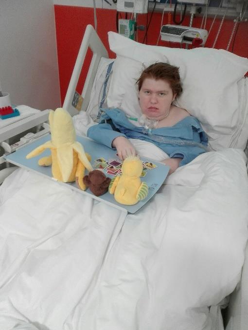 Pacientka 39 let, po mozkové příhodě po protrahovaných záchvatech epilepsie s ochrnutím levostranných končetin.