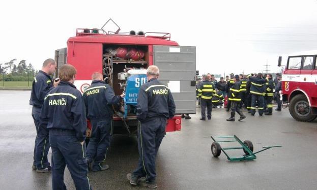 Mladí hasiči se rozhodli obnovit tradici stavění máje, která byla vztyčena tento den před obchodem.