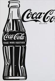 Tato láhev byla navržena již před více než sto lety, konkrétně v roce 1915, a od té doby je jednou z velmi signifikantních reklamních součástí značky Coca-Cola.