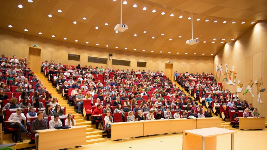 Festival zahájil kpt. Mgr. Josef Duda z Kriminalistického ústavu Praha, který posluchače přesvědčil o tom, že Forenzní antropologie není (jen) mrtvá.