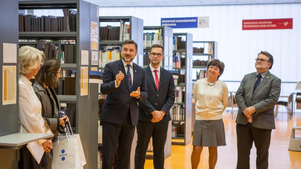 Na slavnostním zahájení knihovna spolu s rektorem doc. Martinem Balejem přivítala velvyslance Estonské republiky dne 1. 11. 2017.