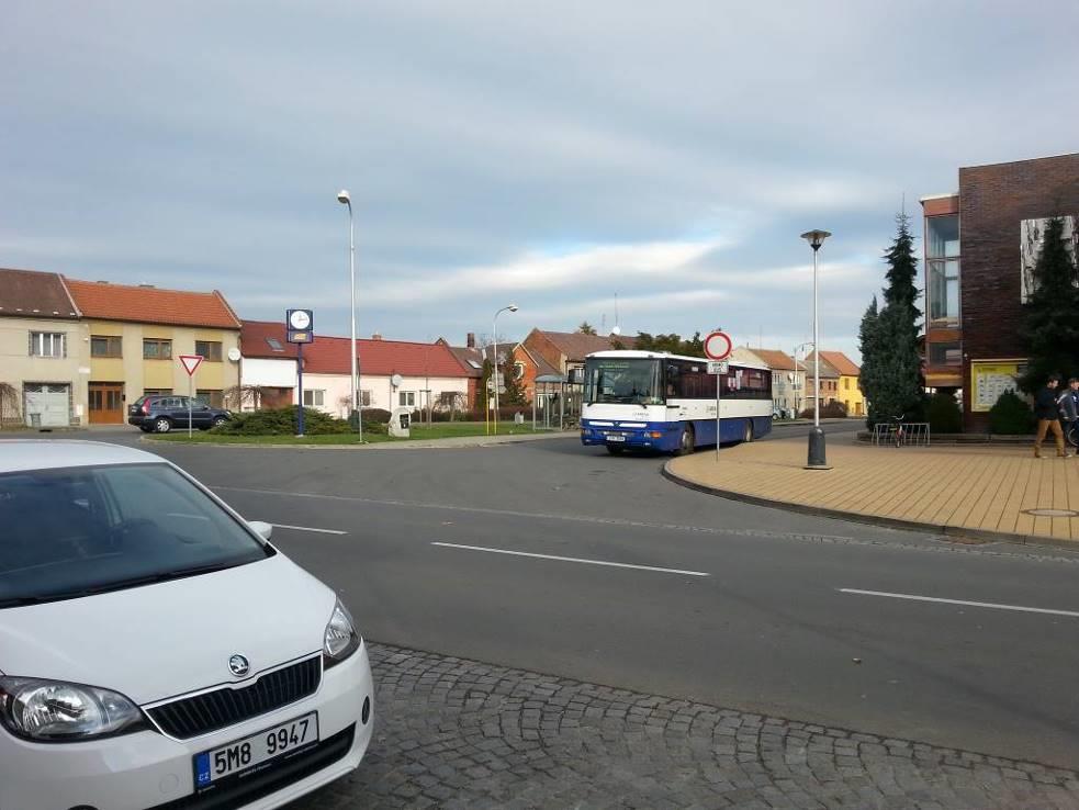 Odstavování autobusů je možné provést na blízkém autobusovém nádraží.