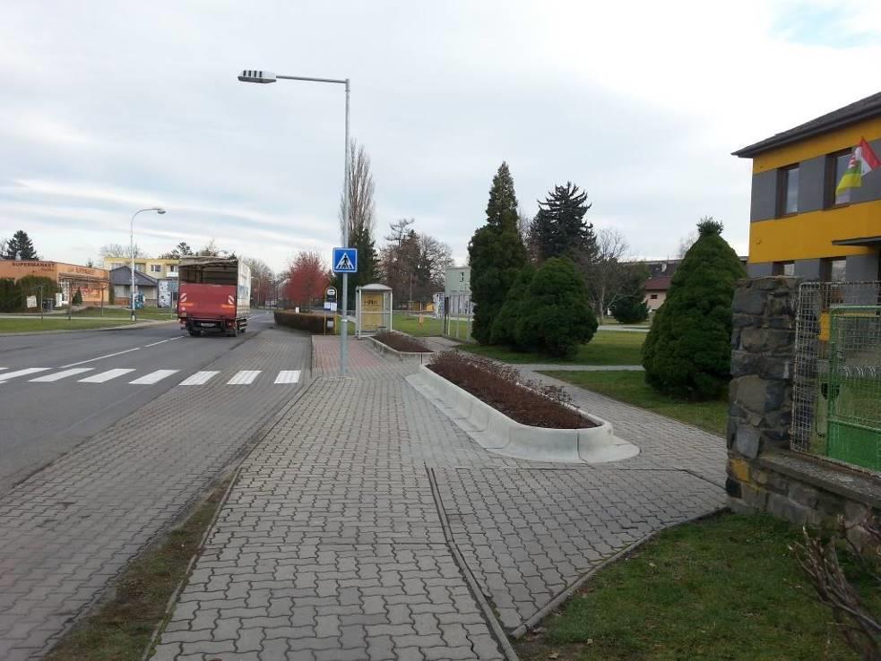 V blízkosti Obecního úřadu je vhodné posunout autobusovou zastávku a upravit přechod pro chodce na požadovanou normovou délku.