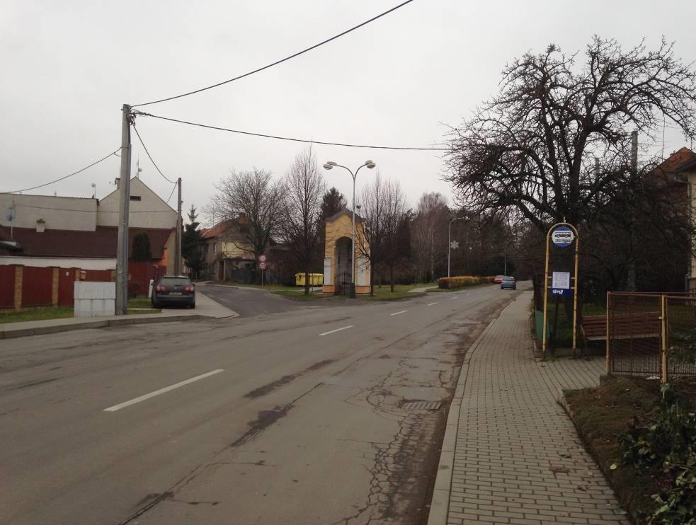 Protější autobusovou zastávku v zálivu je vhodné posunout směrem na Slatinice blíže ke kapličce