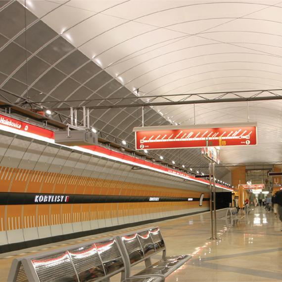 Metro - stanice Kobylisy Při realizacích v architektuře se řada firem specializuje na objekty s využitím skla a smaltu jako tradičních a vysoce kvalitních materiálů.