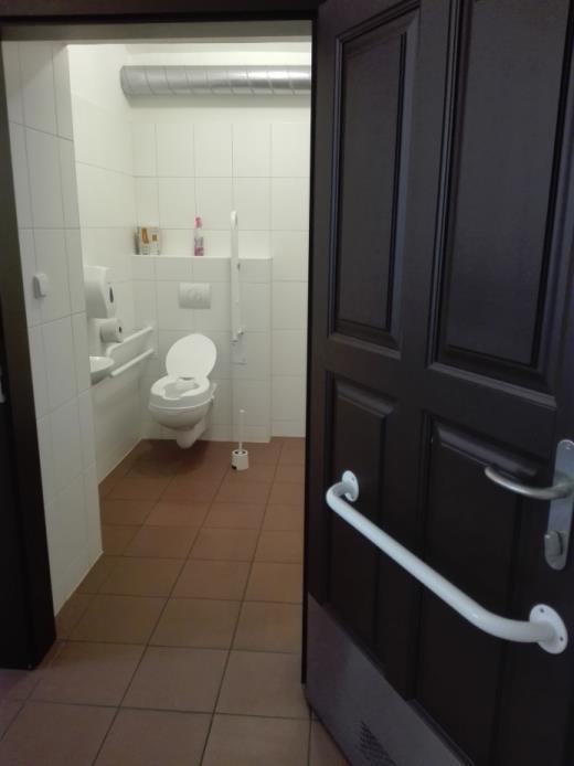 WC Upravené WC umístěné v oddělení WC ženy se nachází v podzemním podlaží (šířka kabiny 153 cm, hloubka 220 cm) a je přístupné přes předsíň s umyvadly (šířka 301 cm, hloubka 490 cm, dveře 90 cm).