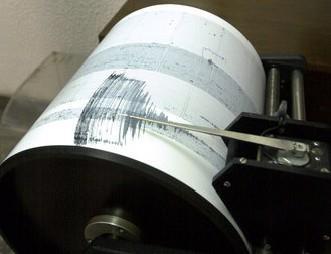 Seismograf Seismograf je přístroj, který zaznamenává otřesy půdy vyvolané například zemětřesením, sopečnou činností, odstřelem v kamenolomu apod. Vývoje seismografů se zabývá seismometrie.