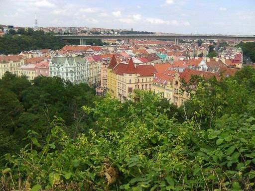 Krátký odpočinek ve stínu před Leopoldovou bránou a jdeme dál, čeká nás