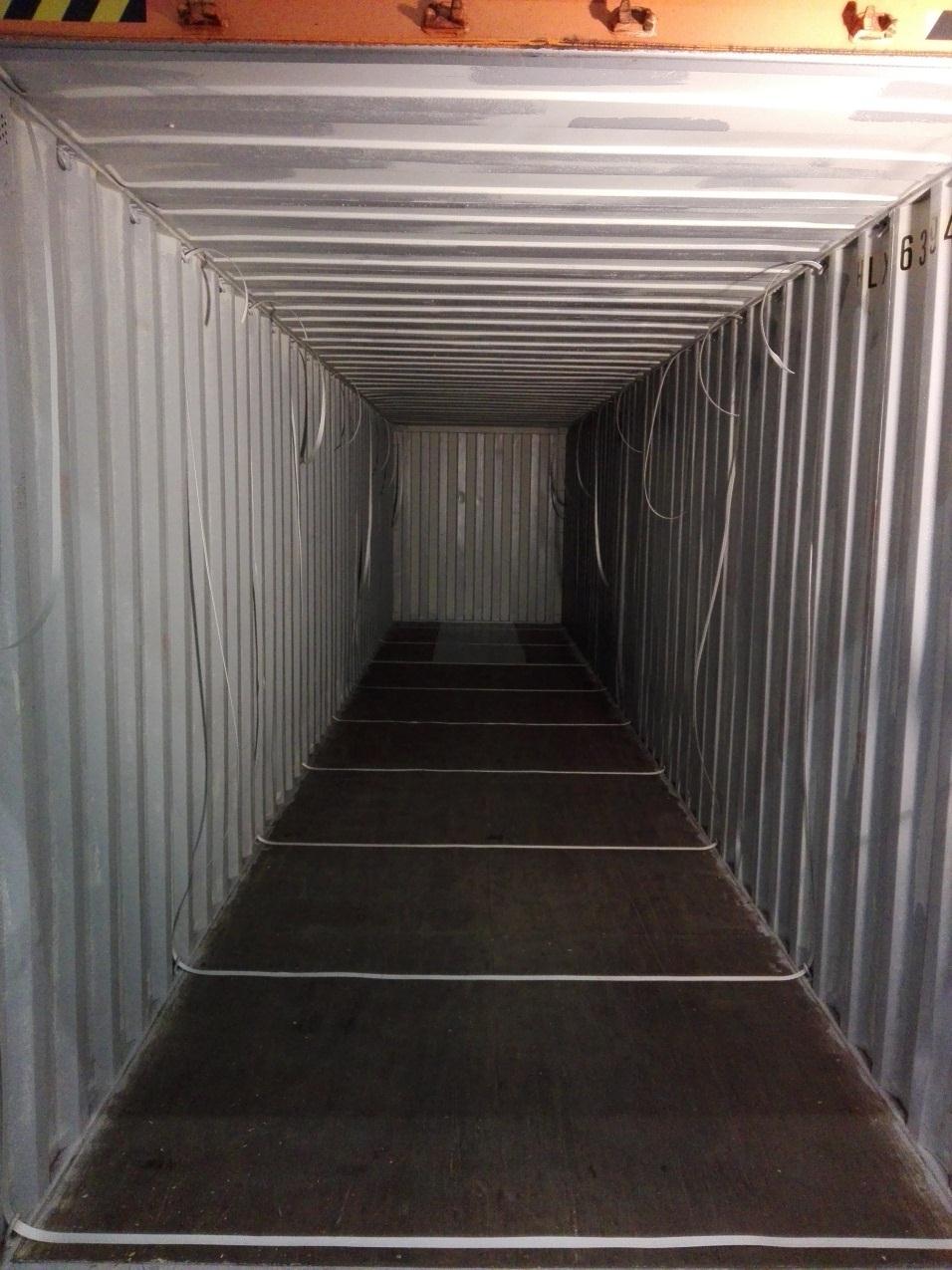 3.2.2 Fixace proti pohybu Materiál musí být pevně připevněn ke kontejneru, aby nedošlo k jeho pohybu a poté k následnému poškození buď zboží, nebo samotného kontejneru.