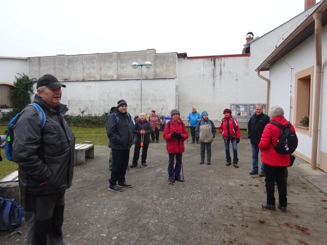 Naše skupina patnácti turistů z Jihlavy využila jednu z možností výběru a jela vlakem do Přibyslavi.