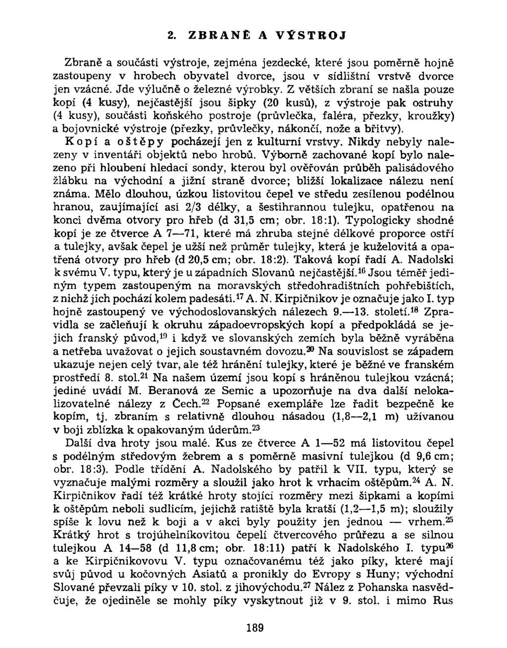 2. ZBRANĚ A VÝSTROJ Zbraně a součásti výstroje, zejména jezdecké, které jsou poměrně hojně zastoupeny v hrobech obyvatel dvorce, jsou v sídlištní vrstvě dvorce jen vzácné.