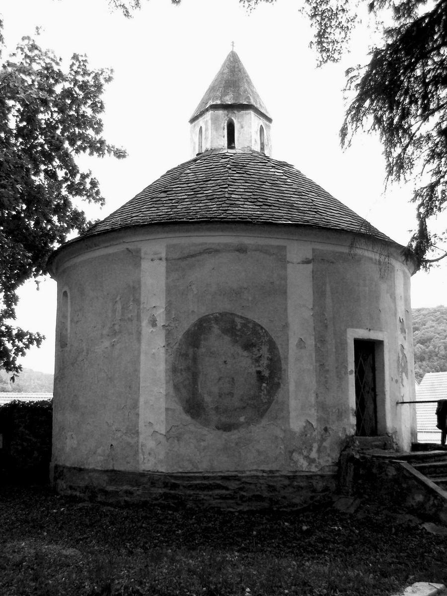 SKRYTÁ STŘEDOVĚKÁ ARCHITEKTURA VE VRANOVĚ NAD DYJÍ Hluboko pod zámkem Vranov, jehož rozsáhlý stavební komplex má základy ve 13.
