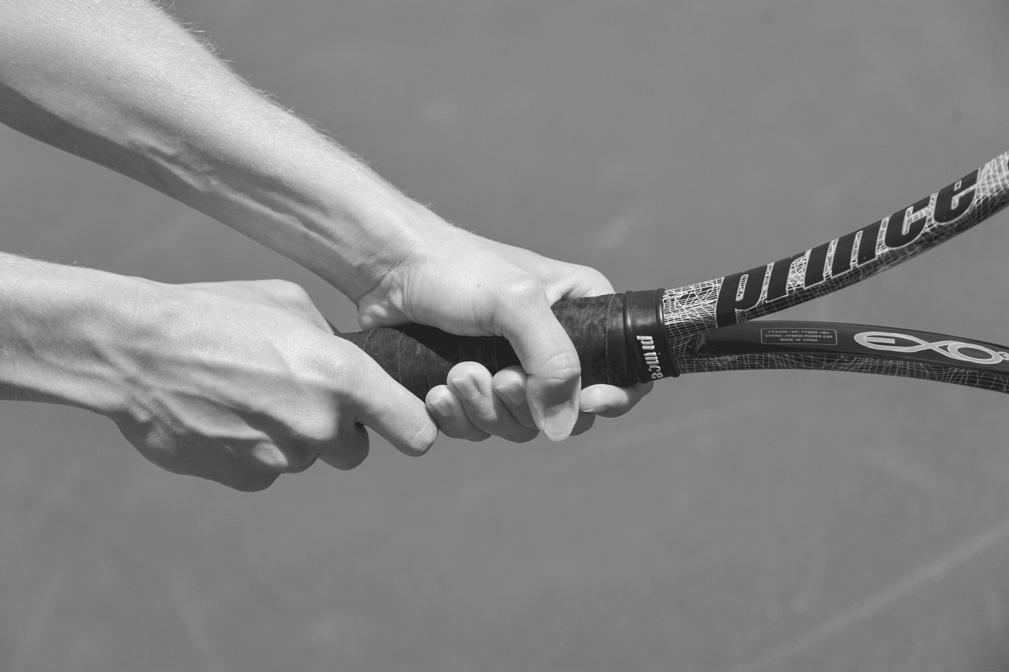 5. KONTINENTÁLNÍ-POLOZÁPADNÍ DRŽENÍ Cíl Naučit se a trénovat kombinaci kontinentálního a polozápadního držení, která pomáhá při topspinu u obouručného bekhendu.