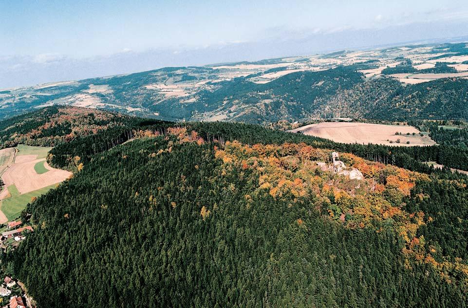 Okres Îìár nad Sázavou Mûsto na Moravû, Bystfiice nad Pern tejnem a jejich zázemí tvofií zajímav lineární trojjadern útvar.