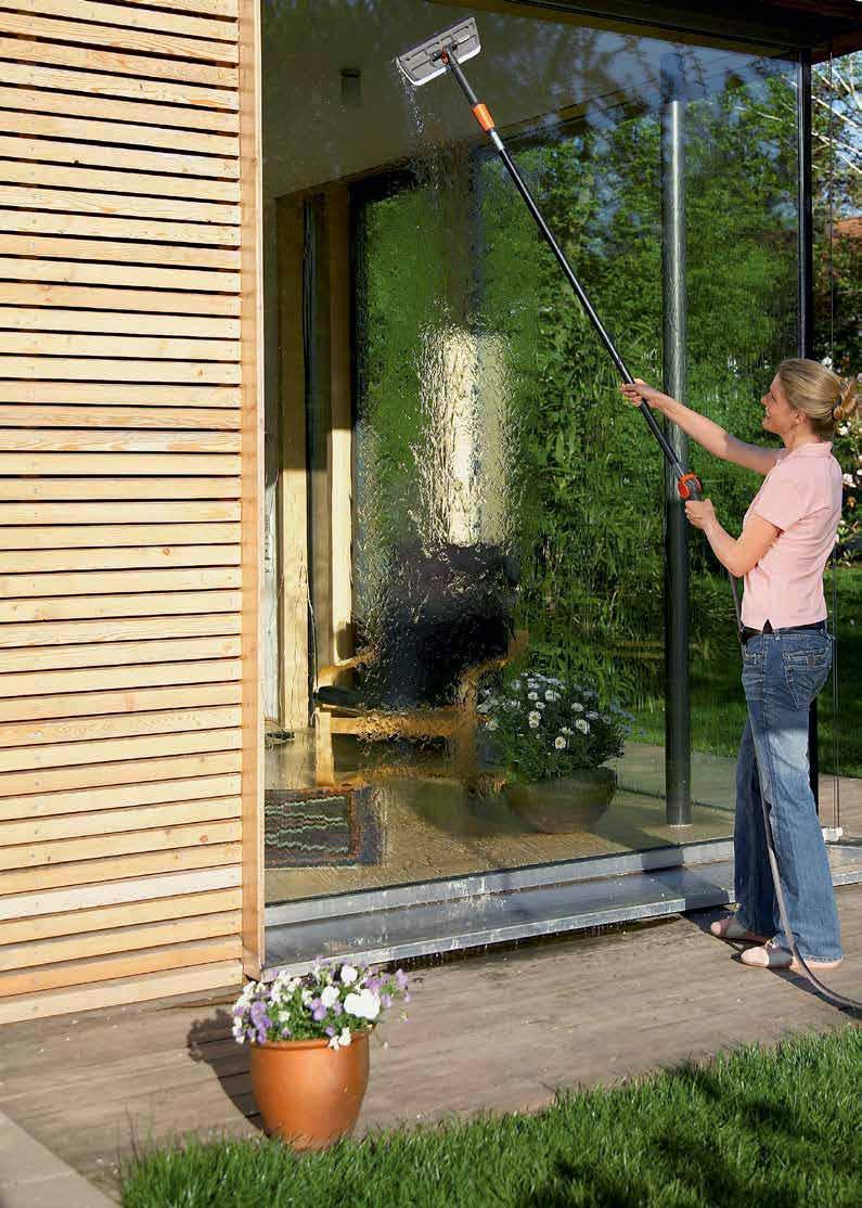GARDENA Cleansystem Péče namokro se systémem - snadná kombinace Original GARDENA Cleansystem je ideální systém pro veškeré čisticí práce kolem domu a na zahradě.