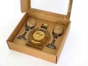 LIKÉR Krabice s medoým likérem a skleničkami Dárkoá krabice obsahuje: likér 0,2 l (medoý likér nebo likér s arónií ) 2 ks