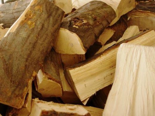 Palivové dřevo - 25 cm Palivové dřevo pro topení v kamnech by mělo být suché s vlhkostí do 20% - délka polen 25 cm Ideální je tvrdé palivové dřevo - buk, dub, habr, jasan Výhřevnost 1m3 sypaného