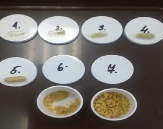 Obr. 3: Jednotlivé dávky arašídů (kapsle jsou určeny k rozvážení, před podáním je testované množství z kapsle vysypáno) Obr. 4: Muffiny k testování pečeného mléka, resp. vejce zelenina).