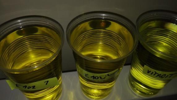 3 EXPERIMENTÁLNÍ ČÁST Pomůcky a materiál: roztok žlutého potravinářského barviva (např. E102 tartrazin) nebo roztok neperlivého nápoje - vitacit citron, červený roztok potravinářského barviva (např.