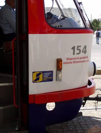 Umístění loga názorně ukazuje obrázek: Umístění loga IDSOK na vozidle Železniční vozy zajišťující dopravní
