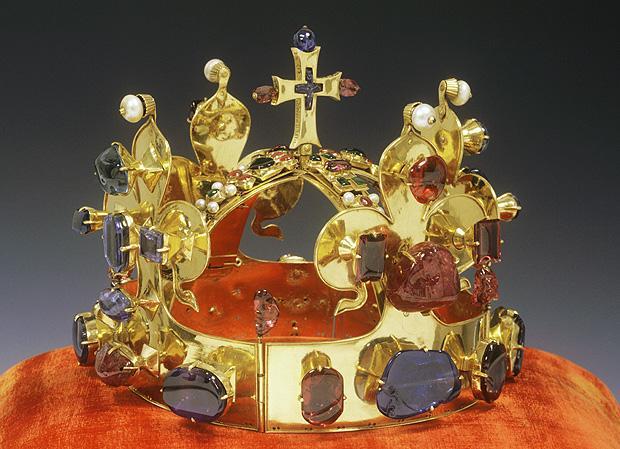 roucho. Svatováclavská koruna je vyrobena z 22karátového zlata a najdeme na ní celkem devadesát šest drahých kamenů a dvacet perel, které jsou ke koruně upevněné zlatými drápky.