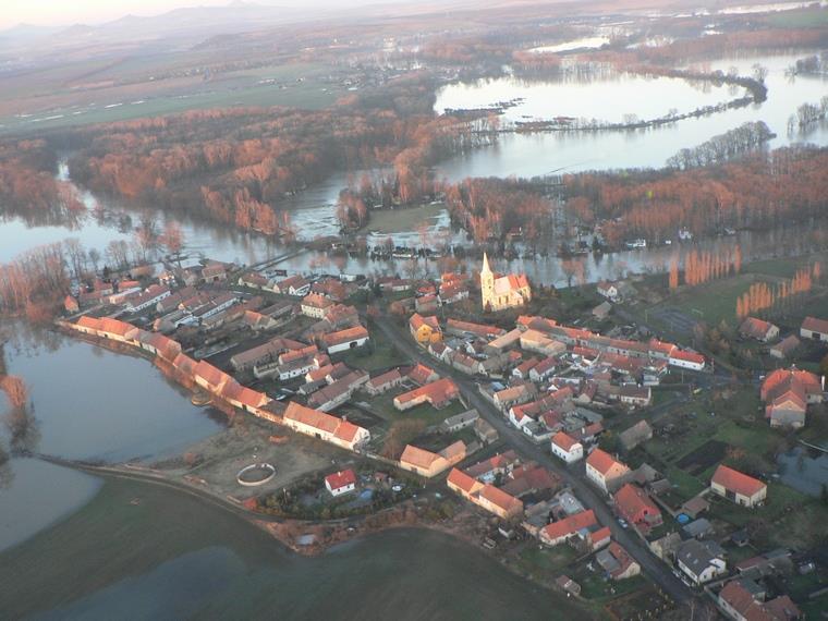 Povodeň REGIONÁLNÍ POVODEŇ - dají se předvídat - zasahují rozsáhlá území - mají dlouhou