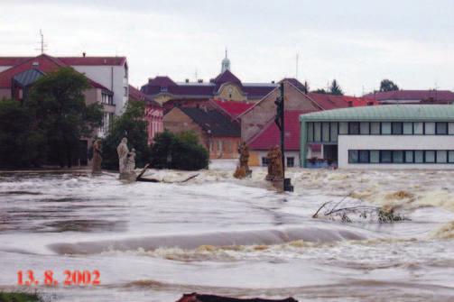 Pro další postup povodňové vlny korytem Vltavy pod Prahou a dále v trati Labe pod Mělníkem byly charakteristické široké