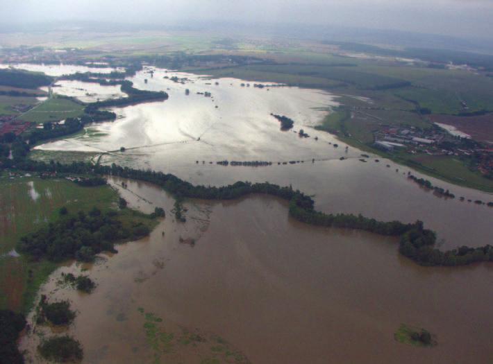 Vliv využití krajiny na velikost povodně pocházející ze srážek extrémních úhrnů má v území zasaženém srážkou relativně menší význam.