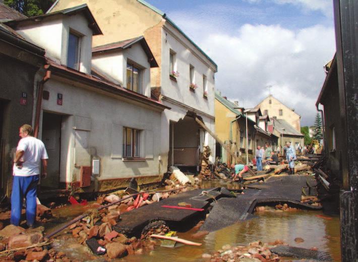 mostů a propustků neseným materiálem (splávím). Ponejvíce šlo o důsledky nesprávného řešení či nedostatečného dimenzování těchto objektů v záplavovém území.