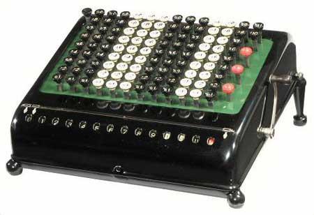 Pozor! Jsou kalkulačky nebezpečné? První elektronická kapesní kalkulačka byla vyrobena až v roce 1967. Ještě v roce 1970 šlo o nákladný výrobek. V této době ovšem také poprvé vtrhly do školních tříd!