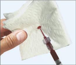 Pokud se použije plastová pipeta, sejměte pomalu víčko z odběrové zkumavky a odeberte asi 100 µl krve do pipety. Udržujte konstantní tlak na pipetu. 4.