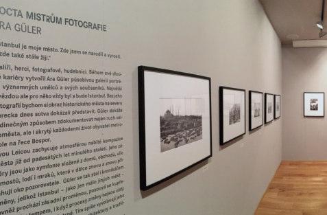 Na výstavě v LEICA GALLERY PRAGUE měli návštěvníci možnost nahlédnou do obou směrů tvorby této ikony