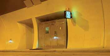 Obr. 2 SOS skříň v tunelu Panenská Fig 2 SOS cabin in the Panenská tunnel řídicí systém a přímou komunikační linkou na dispečink požární ochrany a další složky integrovaného záchranného systému.