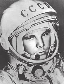 duben 1961 a svět se dozvídá, že Sovětský svaz vyslal člověka do vesmíru. Jurij Gagarin obletěl jednou Zemi a stal se tím, koho bychom dnes nazvali světovou celebritou.