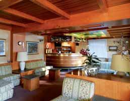 areálu k hotelu patří i vedlejší restaurace Il Cantione oceněná Michelinskou hvězdou se slevou pro hotelové hosty rodinná atmosféra, příjemný personál i praktické a prostorné pokoje
