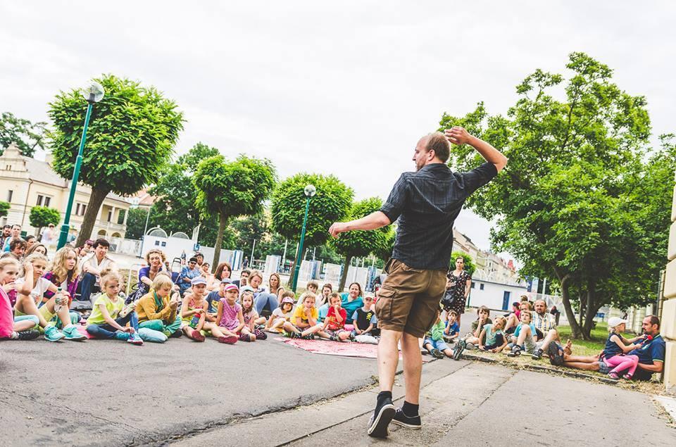 Jiří Šmirk Storytelling CZ Storytelling CZ (Spolek Storytelling) pořádá workshopy pro pedagogy, knihovníky, rodiny s dětmi a všechny, kdo chtějí trénovat dovednost vyprávět, je to s ní totiž stejné